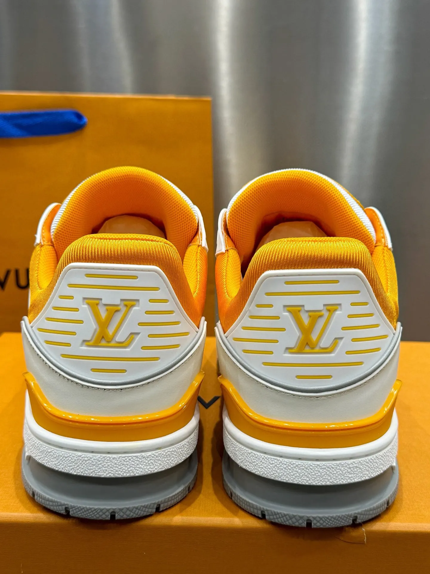 👟👟Ex-factory price 740👟👟 LOUIS VUITTON - the best-looking sneakers by Virgin Abloh, Lv Brand strongly recommends new products, official website limited edition retro basketball sneakers! Both high-top and low-top models spent money to purchase the original 1:1 accurate replica, the details are invincible, full of sincerity, imported custom-made original cowhide, the original package method is the same, the details are 100% restored, the private model customizes the original one-piece TPU outsole, which is different from other brands, without the original version, this effect cannot be achieved! LV’s best-looking couple shoes in the past, don’t miss it! Size: 35-45
